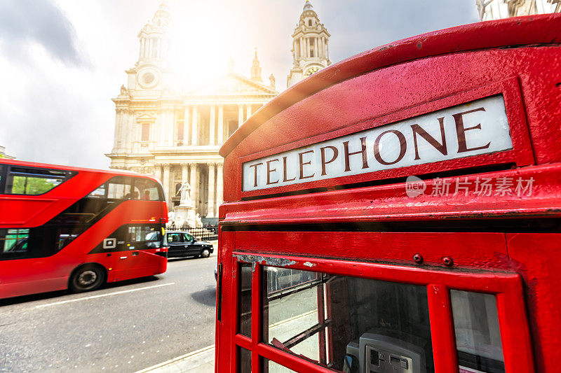 London red telephone, Saint Paul´s Cathedral in the background